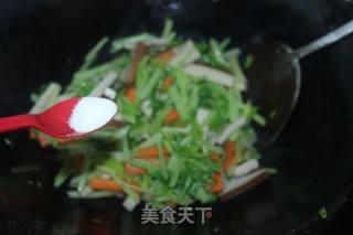 芹菜炒鸡蛋干的做法步骤：5