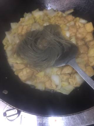 白菜粉条煮油豆腐的做法步骤：7