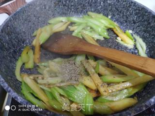 孜然西芹土豆条的做法步骤：6