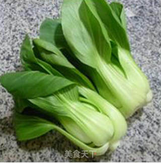 青菜蛋饺年糕汤的做法步骤：1