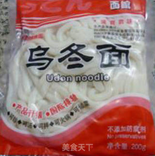 茼蒿炒乌冬面的做法步骤：1