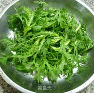 茼蒿炒乌冬面的做法步骤：2