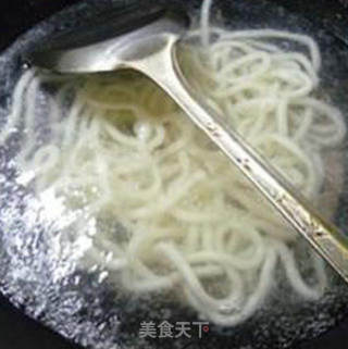 茼蒿炒乌冬面的做法步骤：4