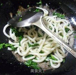 茼蒿炒乌冬面的做法步骤：8