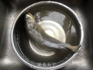糖醋黄花鱼的做法步骤：1