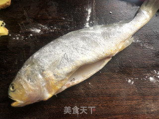 糖醋黄花鱼的做法步骤：2