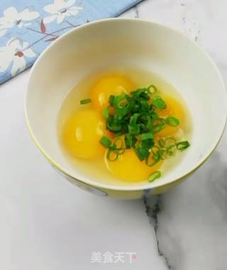 双色蛋卷的做法步骤：2