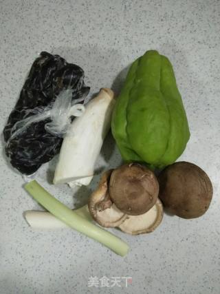 双菇炒佛手瓜的做法步骤：1