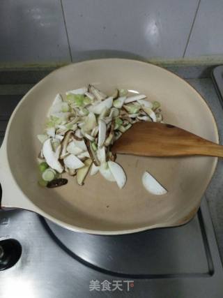 双菇炒佛手瓜的做法步骤：5