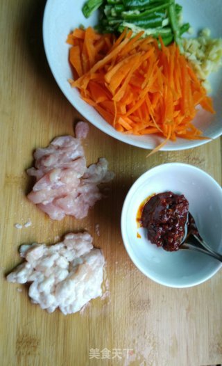 豆瓣酱胡萝卜肉丝的做法步骤：1