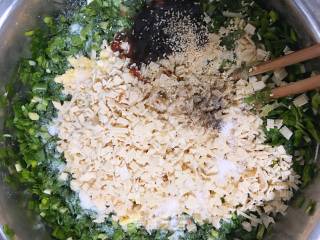 韭菜鸡蛋豆皮馅饺子的做法步骤：8
