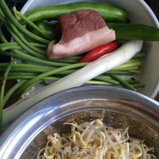 蒜苔豆芽炒面的做法步骤：1