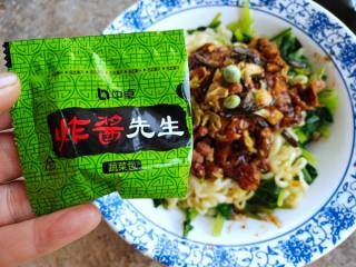 鸡蛋炸酱面的做法步骤：13