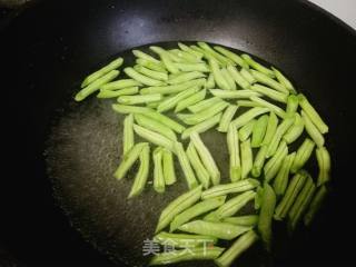 #团圆饭#小米椒炒龙豆角的做法步骤：2