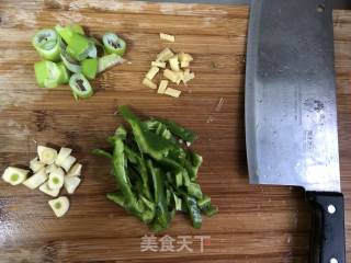 青椒炒干丝的做法步骤：2