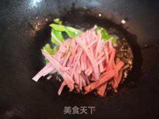 火腿肠炒胡萝卜西芹的做法步骤：1