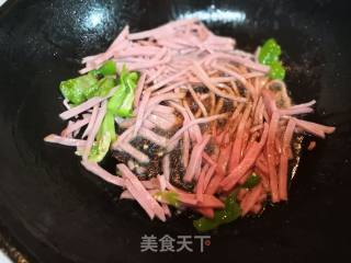 火腿肠炒胡萝卜西芹的做法步骤：2