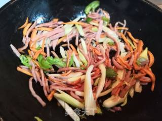 火腿肠炒胡萝卜西芹的做法步骤：3