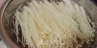剁椒金针菇的做法步骤：1