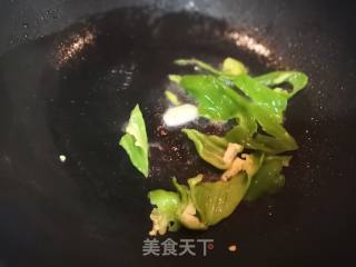 家常菜——青椒西红柿炒鸡蛋的做法步骤：3