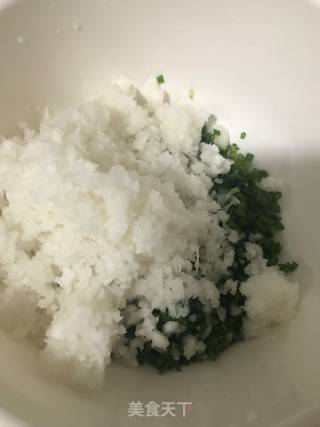 煎萝卜小肉饼的做法步骤：2