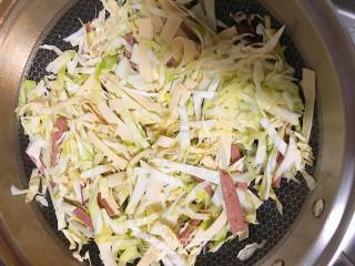 午餐肉炒包菜的做法步骤：5