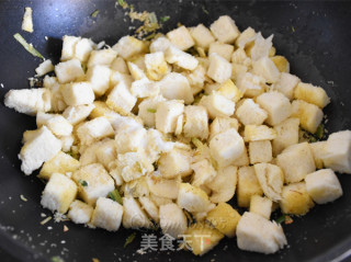 葱香馒头丁的做法步骤：7