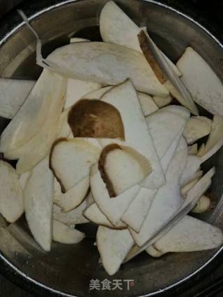 腊肠炒菇的做法步骤：1