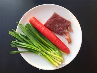 胡萝卜炒牛肉丝的做法步骤：1