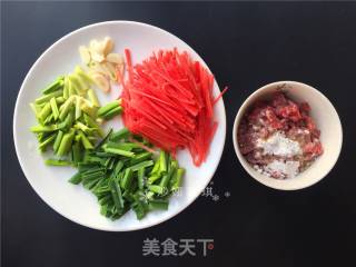 胡萝卜炒牛肉丝的做法步骤：2