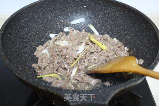 花椒芽炒牛肉的做法步骤：9