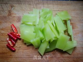 #团圆饭#清炒莴笋的做法步骤：2