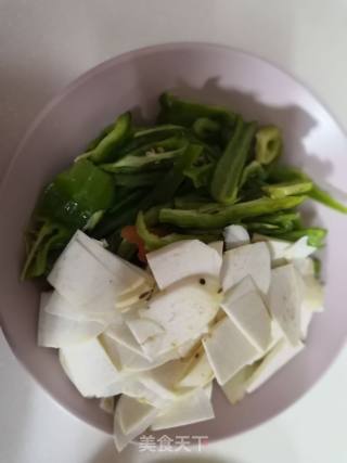 青椒牛肉炒芋头的做法步骤：2