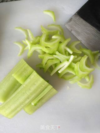 棒菜牛肉丝的做法步骤：1