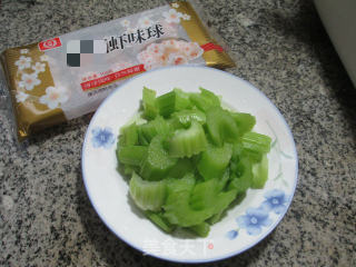 虾味球炒西芹的做法步骤：1