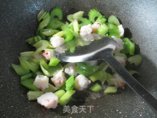 虾味球炒西芹的做法步骤：7