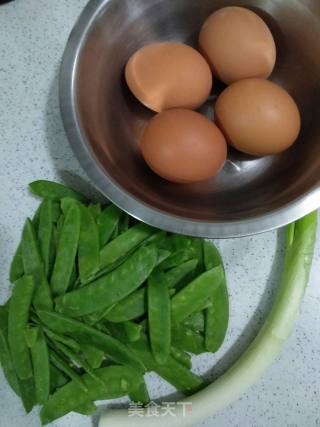 荷兰豆炒鸡蛋的做法步骤：1