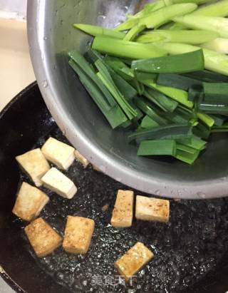 蒜苗炒豆腐的做法步骤：6