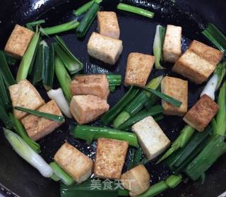 蒜苗炒豆腐的做法步骤：7