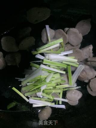 大蒜炒肉丸片的做法步骤：4