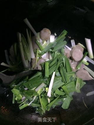 大蒜炒肉丸片的做法步骤：5