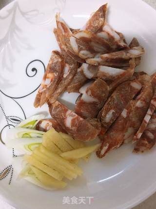 腊肠炒包菜丝的做法步骤：2