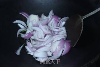青椒洋葱炒牛仔骨的做法步骤：2