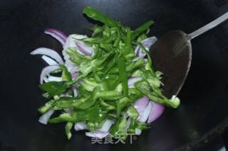 青椒洋葱炒牛仔骨的做法步骤：3