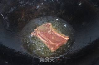 青椒洋葱炒牛仔骨的做法步骤：4