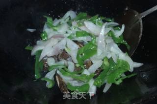 青椒洋葱炒牛仔骨的做法步骤：5