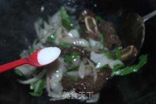 青椒洋葱炒牛仔骨的做法步骤：6