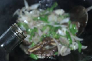 青椒洋葱炒牛仔骨的做法步骤：7