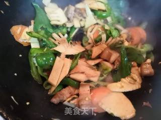 冬天来一碗—冬笋炒五花肉的做法步骤：2