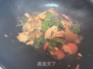 冬天来一碗—冬笋炒五花肉的做法步骤：3